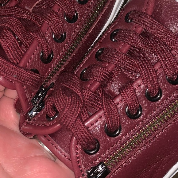 Coach - Picture 2 of 4